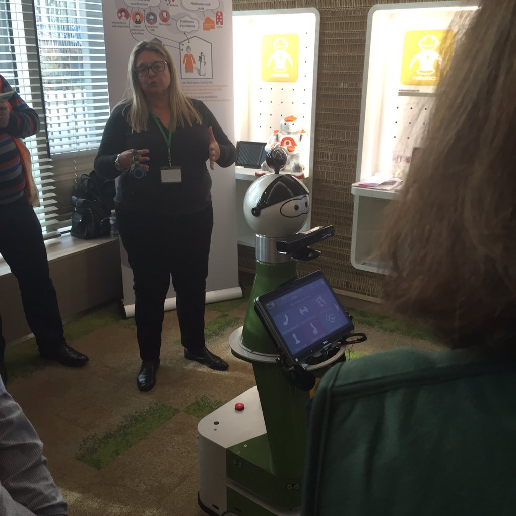 FredCintrat's tweet image. "@pauline_calmes: Nos Jammers découvrent #kompaï le #robosoft #generationcare au @CardifLab https://t.co/clpdrZJipa" @KompaiTheRobot