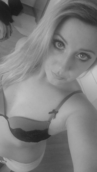 Camzeit ihr lieben <3 Heiss und versaut ;)  https://t.co/h1NSEGTNd9 #camgirl  Schaut rein ;) https://t
