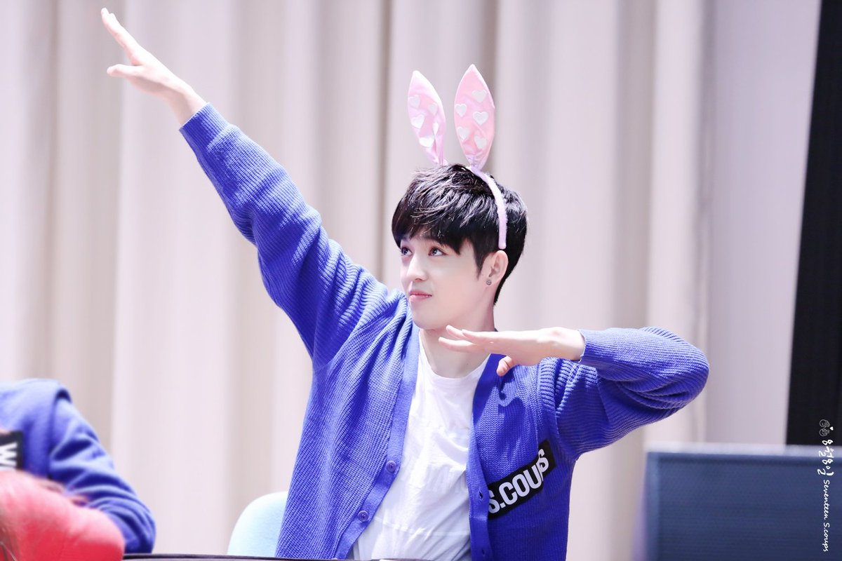 SCoupsBrasil's tweet photo. [#HQ] 01.11.15 S.Coups no fansign em Yongsan.
Cr: scoups88 https://t.co/qGr9DvebHD