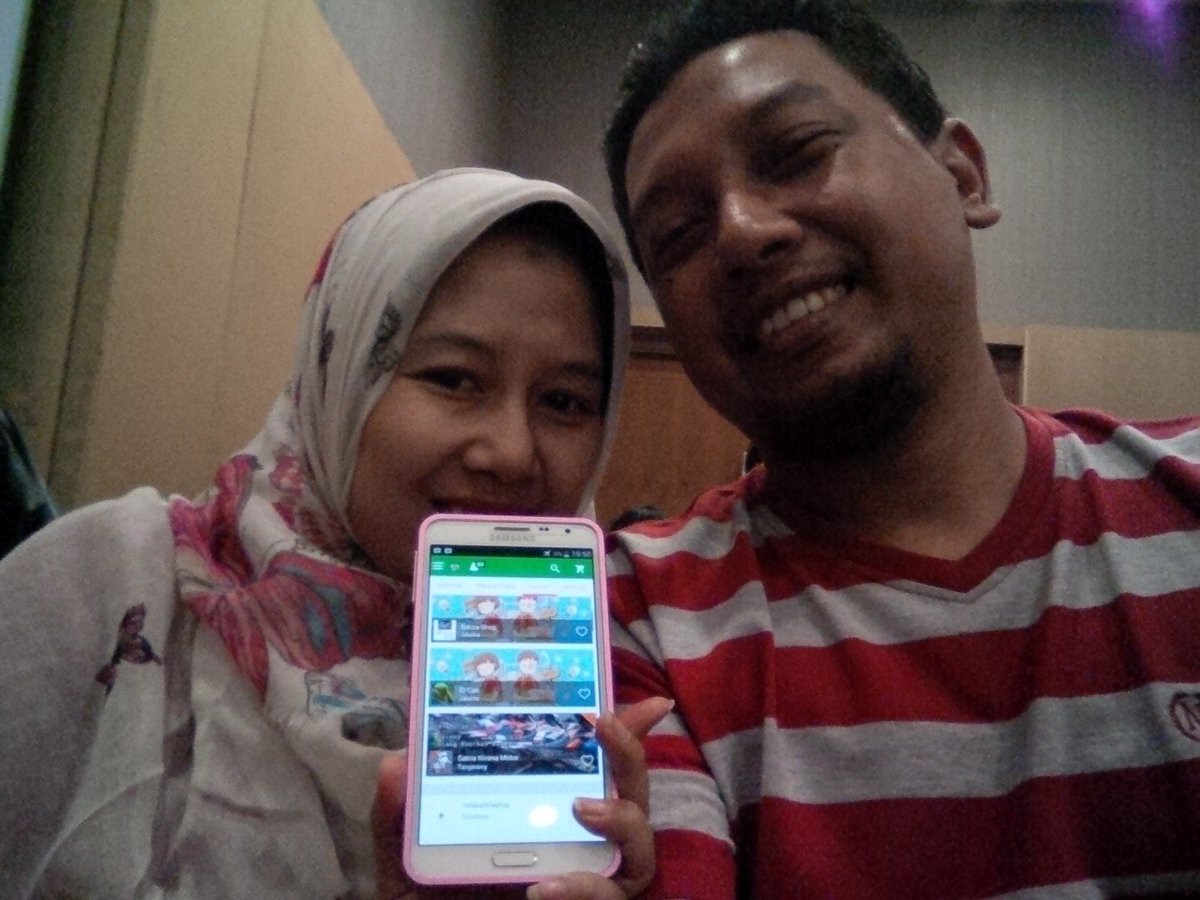 HanarooSBY's tweet photo. saya dan suami @endrocahyo kita berdua sama-sama punya toko sendiri sendiri @smartfrenworld #Toped2015 #GoForIT https://t.co/Pqa1fZBz1v