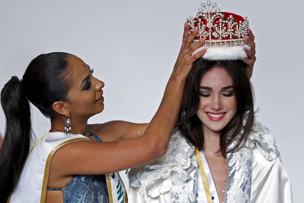 DolarToday's tweet image. ¡GANAMOS VENEZUELA! Edymar Martínez se corona Miss Internacional 2015 en Tokio -► bit.ly/1iFdyOv