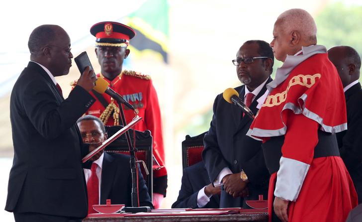 ReutersAfrica's tweet photo. #Tanzania's President-elect John Magufuli (L) takes the Oath of Office during his inauguration ceremony https://t.co/mY3nAaKwKg