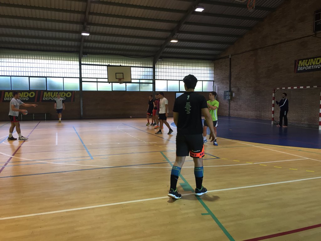 ESPORTSURL's tweet photo. Avui s'està preparant l'handbol de la @uramonllull per als @esportcatuni ...hem tornat!!! #EsportsURL https://t.co/ZTRidn7SLk