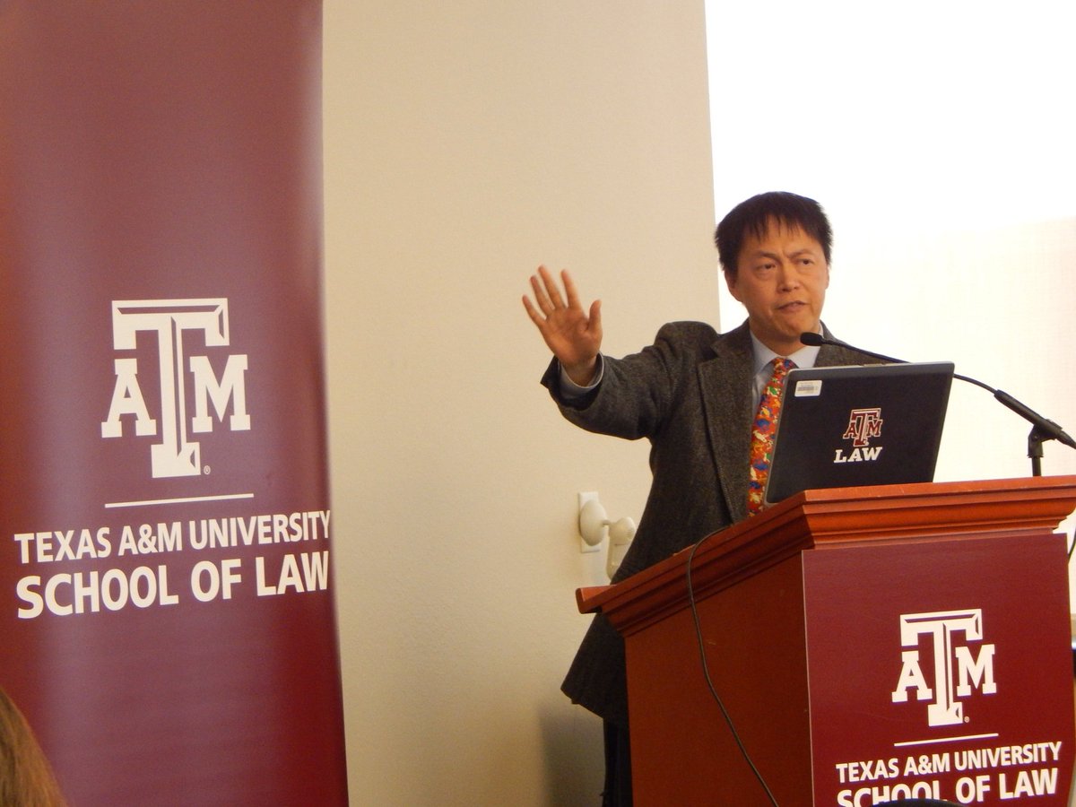 TAMU_Law_Review's tweet photo. James Chen @chenx064 provided a brilliant discussion on what's worth fighting about in #aglaw at #FarmtoTable15 https://t.co/YZnYA4eHsF