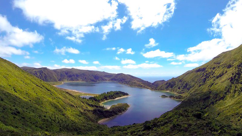 Wandererzzz's tweet photo. Le Portugal, c’est aussi les Açores, une ile volcanique aux paysages hallucinants https://t.co/pbHPkD2ee5 #portugal https://t.co/sVe7wdFzEM