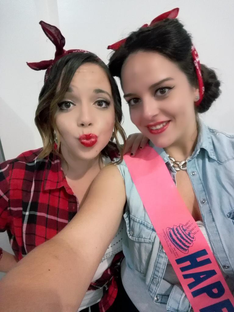 JanetJimenez92's tweet photo. Gracias a estas 2 personas por hacerme sentir tan especial, junto con mi madre lo organizaron todo. Os quiero máximo https://t.co/05WWAslbxW