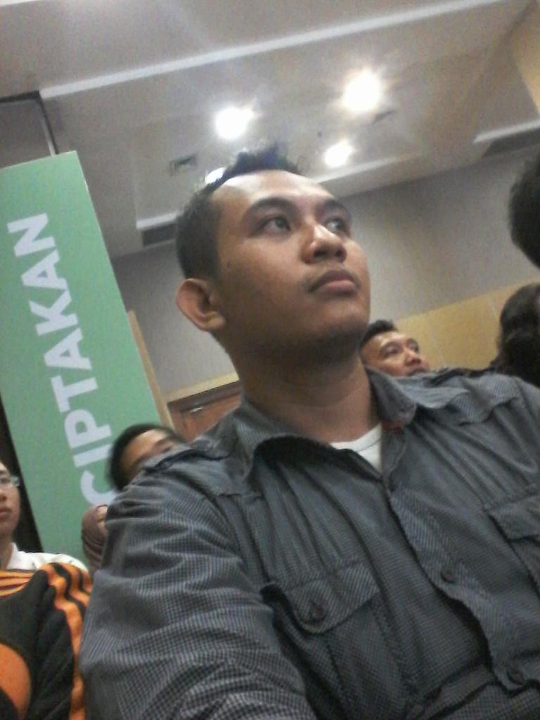 ibrahim_wisnu's tweet photo. Sahabat yang datang bareng di acara @tokopedia roadshow serius perhatiin @smartfrenworld  #GoForIT #Topedsby2015 https://t.co/Qkqt1BQe7L