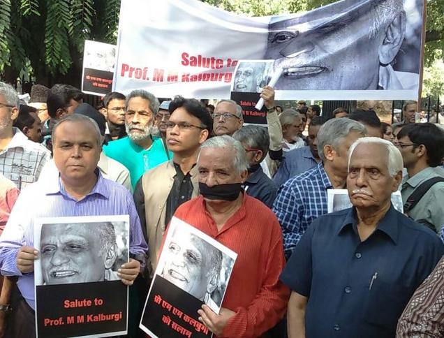 the_hindu's tweet photo. A long list of people have returned their awards. What are they saying?
https://t.co/Q1jn6sRljK https://t.co/guCrEdfjKO