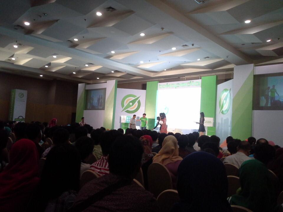 ibrahim_wisnu's tweet photo. Pak leon memberikan penghargaan kepada Slbk karya mulya @smartfrenworld @tokopedia  #GoForIT #Topedsby2015 https://t.co/5ZWXo7N3Ck