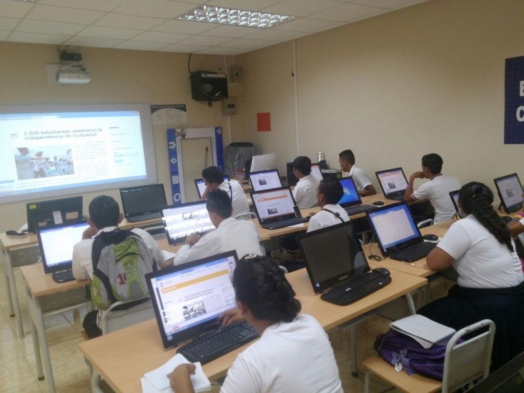 ritzam24's tweet photo. Entrega usuarios estudiantes #13D07 zona 4 #ComunidadEducativaenLinea https://t.co/A9SGe1VOn8