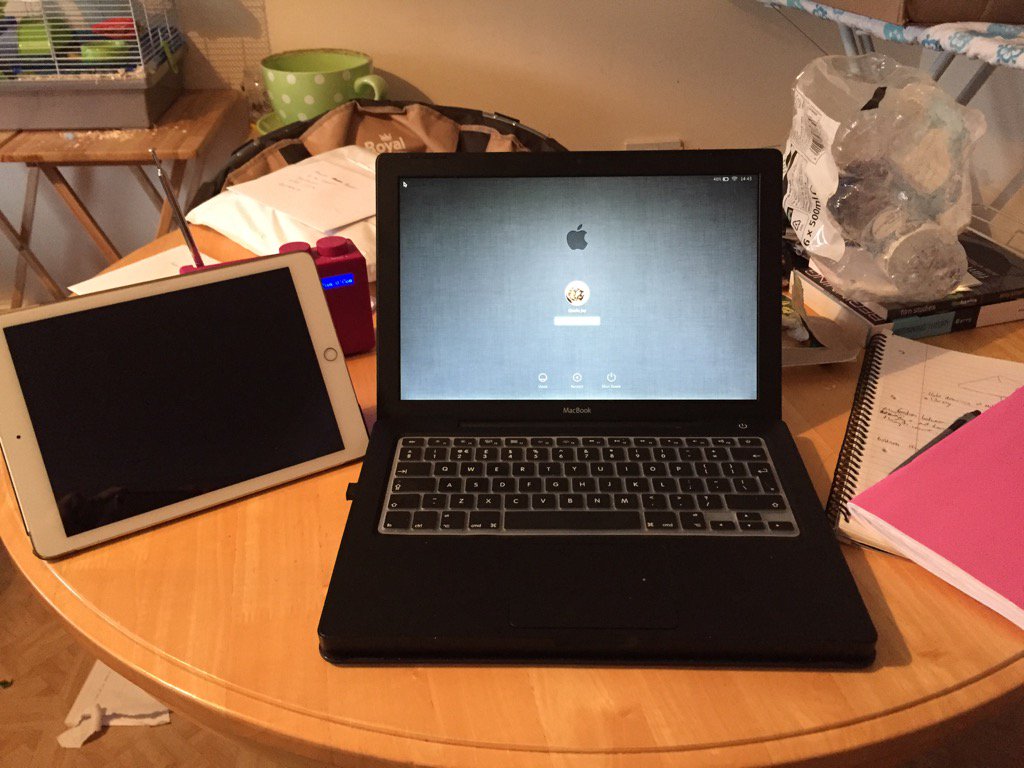 GiselleLittleG's tweet image. iPad, MacBook, Two notepads.... #studentlyf .... Thank god for @danocdj and @RadioX 👊🏽💪🏽