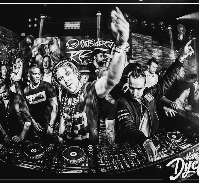 FINGERS UP IN THE AIR. ☝️☝️☝️
instagram.com/p/9tKXpdTODX/