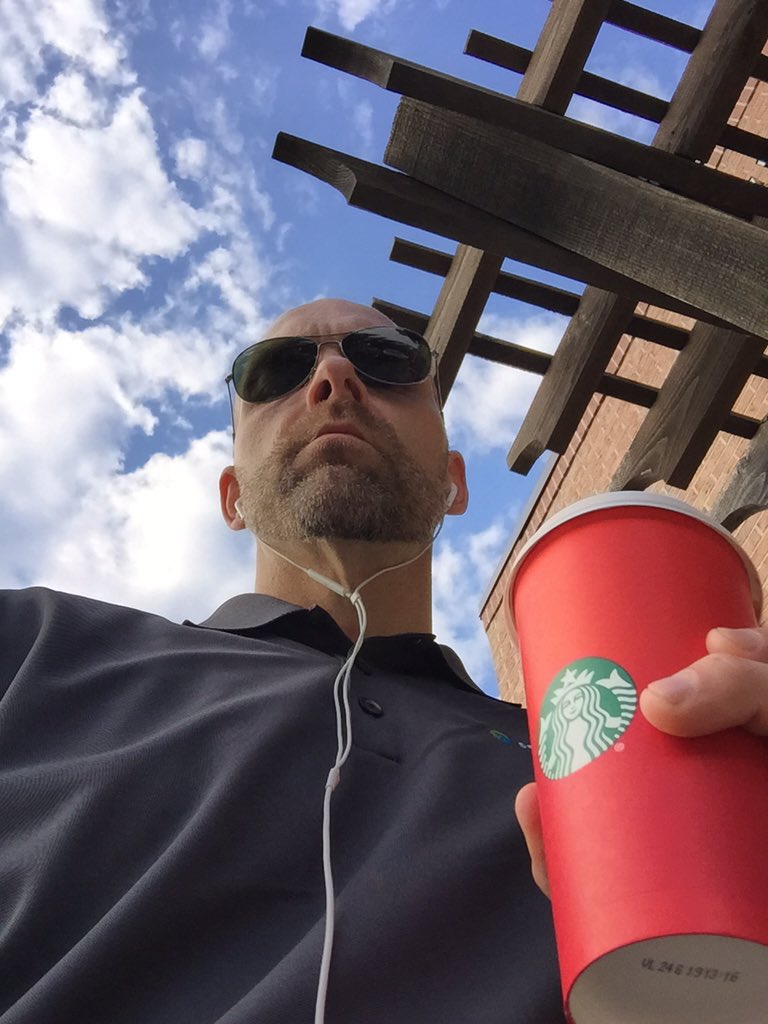 What a great morning for @starbucks (aren't they all!?!) ☕️ ☕️ #redcupcontest #nosleeve #coffee