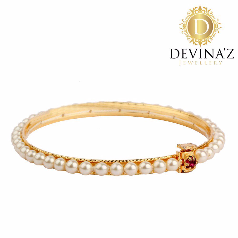 DevinazJ's tweet photo. This festive season, dazzle up your look with traditional Pearls Bangle!

#Devinaz #Elegant #Pearls #bangles https://t.co/e4Dgi608ld