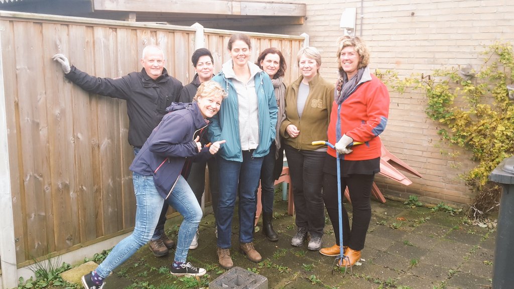 Ondanks de regen vanmiddag gaan ze 'gewoon' aan de slag! Jubilaris #groep = present id tuin van alleenstaande man.