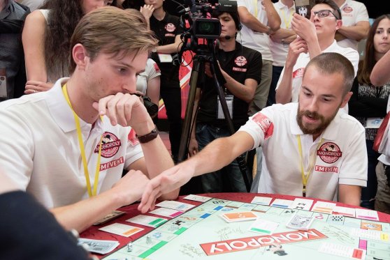 RaiRadio2's tweet photo. Festeggiamo gli 80 anni del #Monopoly con il campione mondiale @falcone1984 https://t.co/JBLzKPB6OW https://t.co/ABVPKbNJ9n