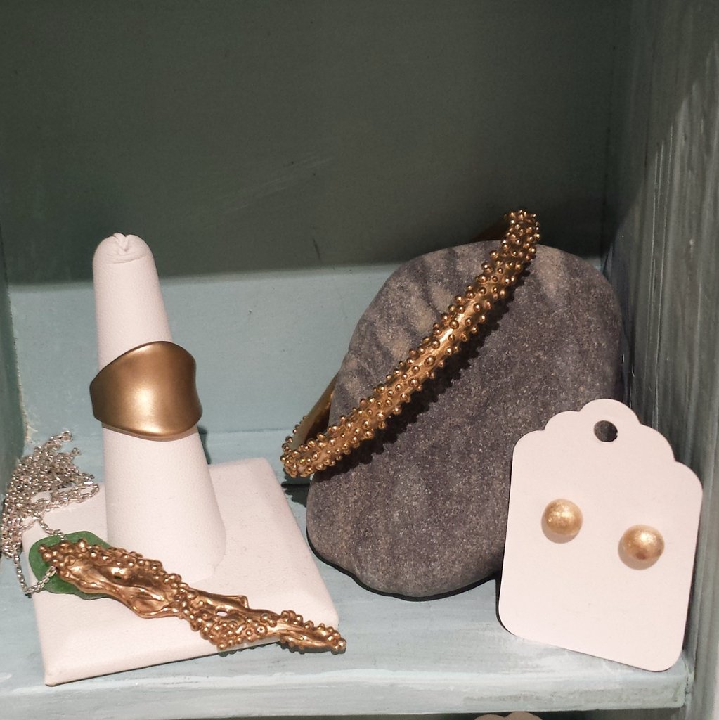 ebbflojewelry's tweet photo. Buttery bronze a perfect fall hue. Available @spiritspahfx #spiritspa #halifax #fall #bronze #jewelry #hfxlocal https://t.co/mgx5O9GgBD