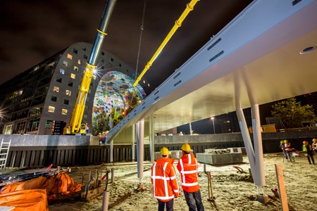 Mourikgroep's tweet photo. Mijlpaal in bouw Fietsplein Blaak: vannacht is de voetgangersbrug over de stalling geplaatst. Nu verder met afbouw. https://t.co/KfbxBK8tiQ
