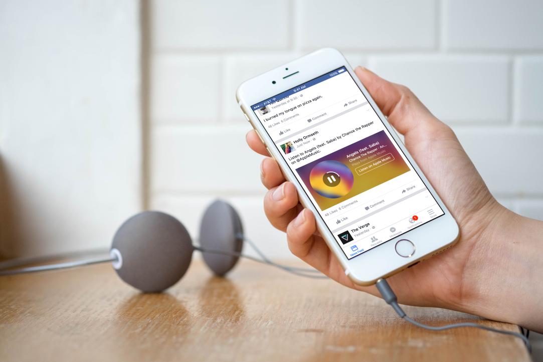 thenextweb's tweet image. Facebook will now play Spotify and Apple Music tracks right in your News Feed tnw.me/Zf5i7QC