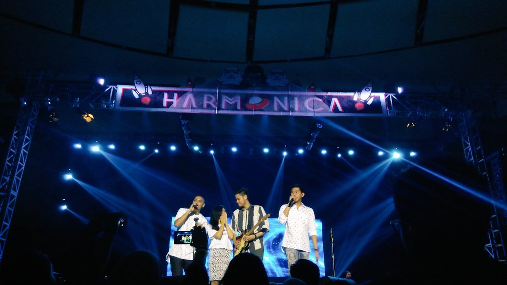 RANforyourlife's tweet photo. "Andai Dia Tahu" di @HARMONICAFEST, Graha Cakrawala Malang. https://t.co/5O6GzxZ54O