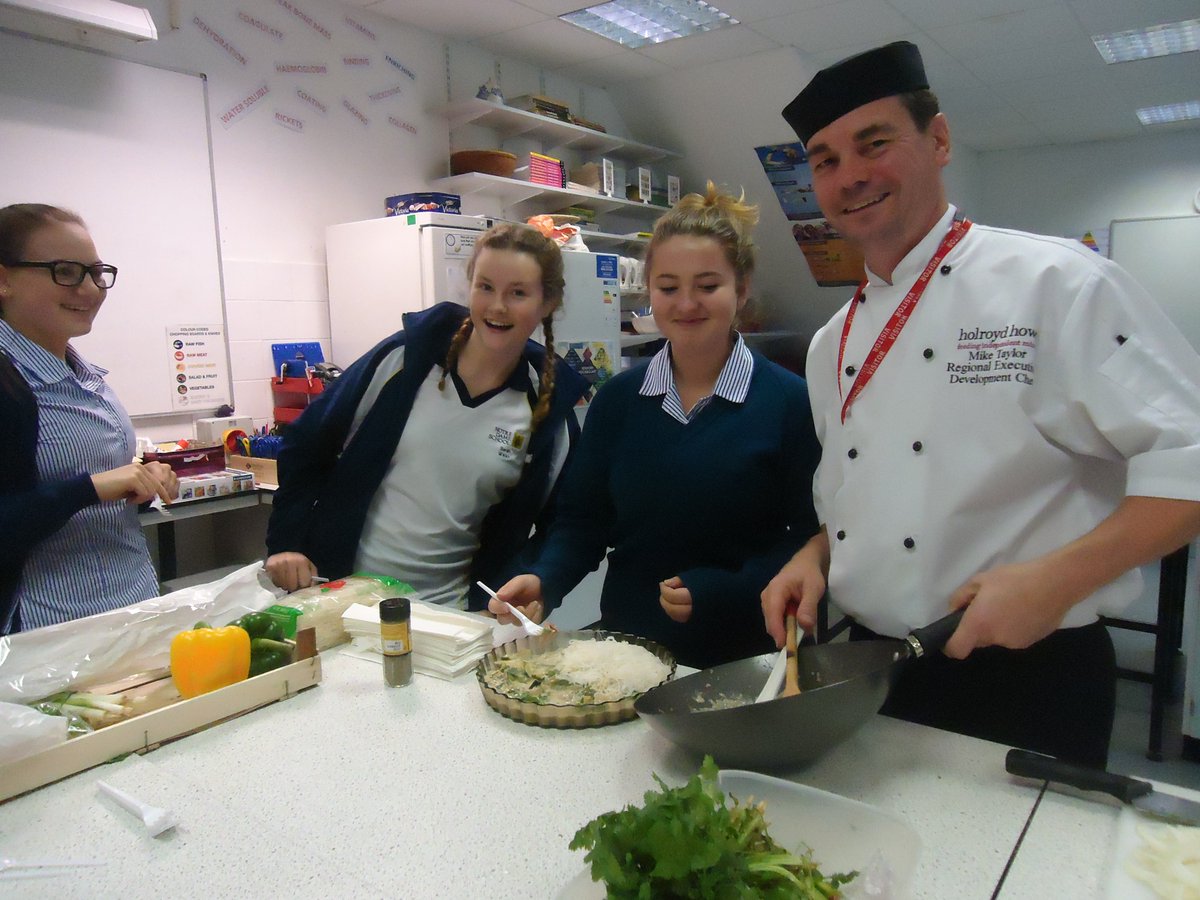 NotreDame_FOOD's tweet photo. @mikecheftaylor in action #foodmasterclass enjoyed by #Y9 #Y10 #Y12 https://t.co/FhbcVNLGxO