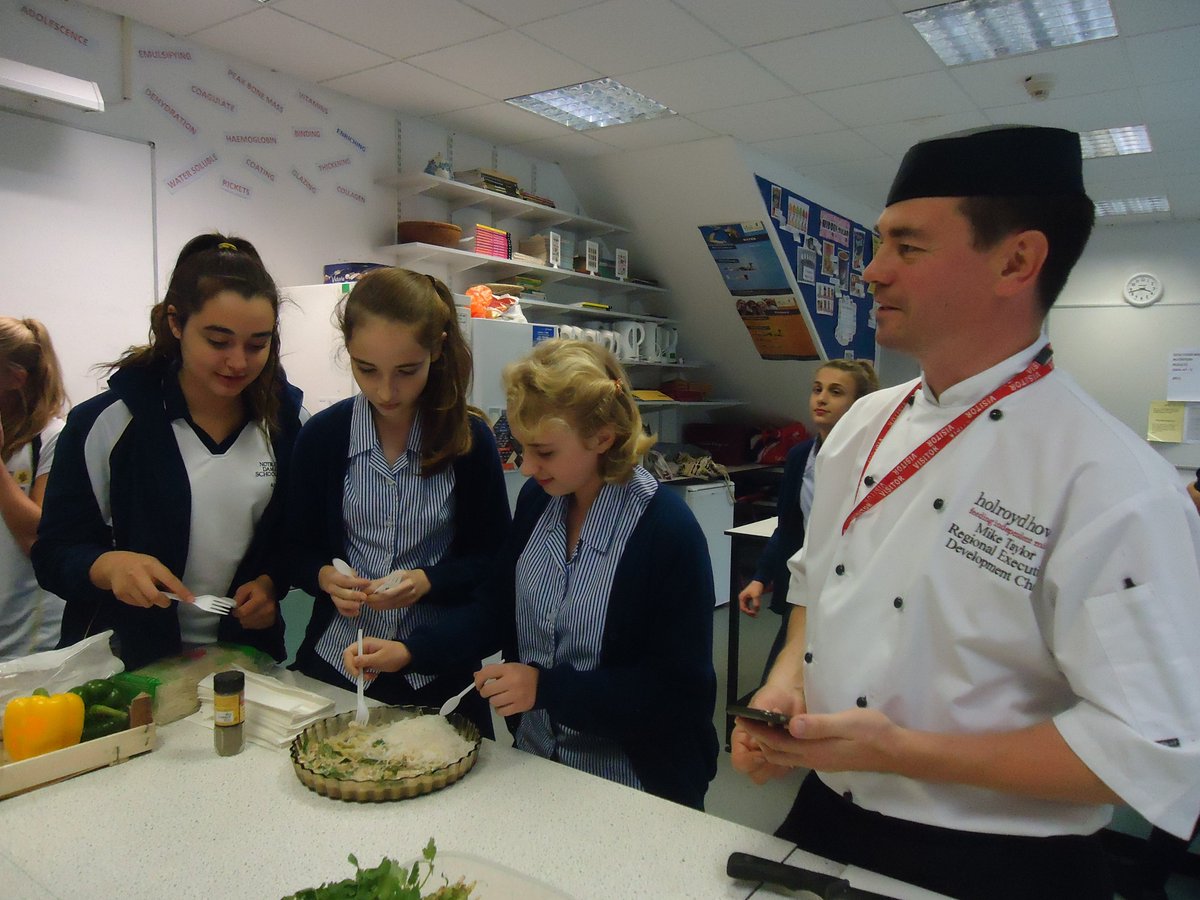 NotreDame_FOOD's tweet photo. @mikecheftaylor in action #foodmasterclass enjoyed by #Y9 #Y10 #Y12 https://t.co/FhbcVNLGxO