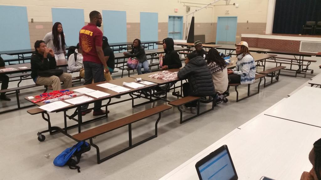 MrSmithDCCAP's tweet photo. Representative from @OSSEDC speaks to @dcpublicschools @DC_CAP students at Washington Met HS to learn about @DC_TAG. https://t.co/g4tYLHki0E