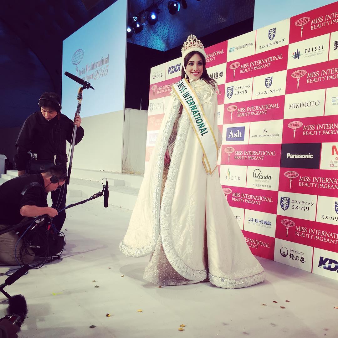 portadas_vv's tweet photo. ¡Gracias Edymar Martínez por traernos la séptima corona en el #MissInternational2015! #Portadas. https://t.co/0oTfIis4Jq