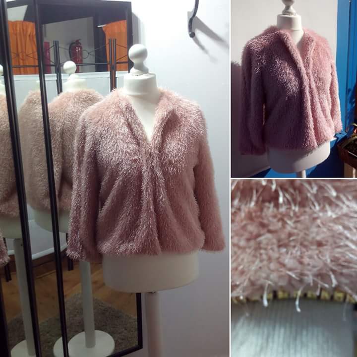 ohohjulybadajoz's tweet image. Ideal nuestro abrigo de peluche rosa , con puños dorados #madeinspain #modadeespaña #sellevaelpelo #ohohjulybadajoz