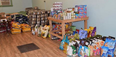 SidewalkDog's tweet photo. Our pals at @PeopleAndPetsMN need real shelves for their pawsome pet food shelf. Let's help! https://t.co/6M0ppBooNW https://t.co/VdSk630P3H
