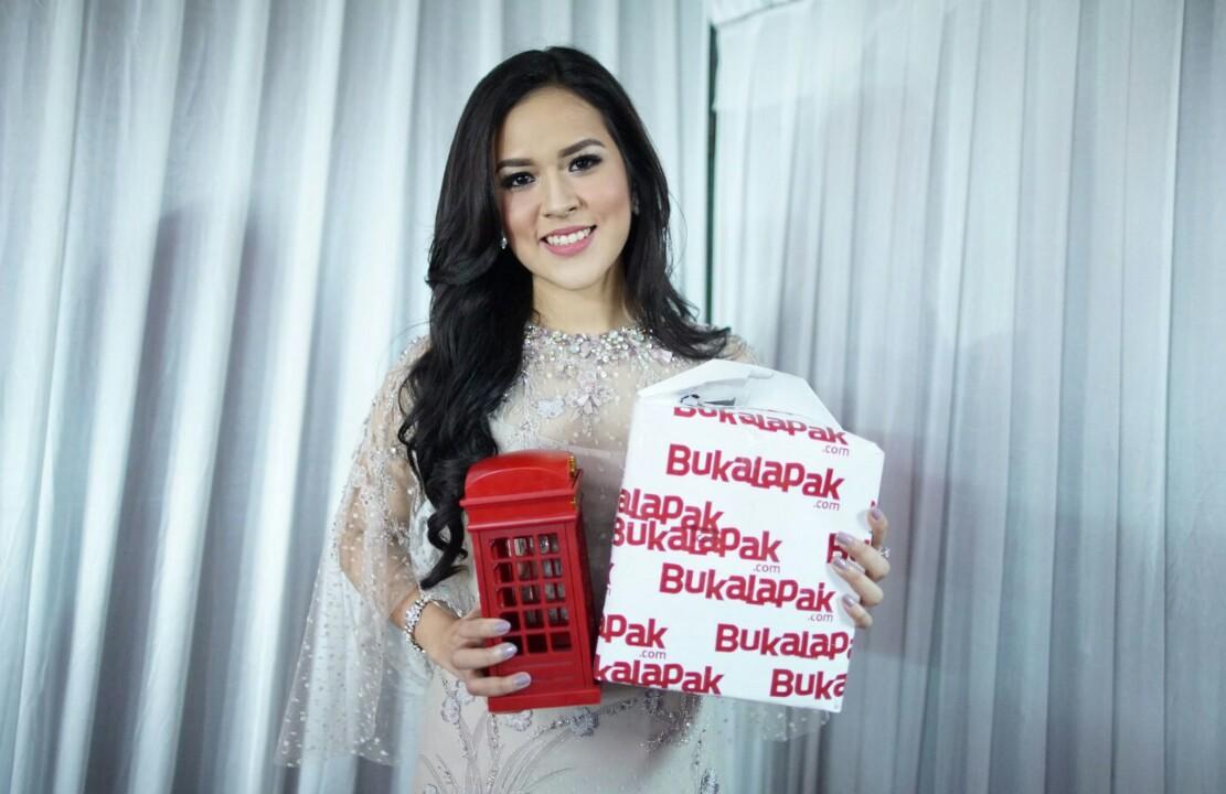 got a surprise in the middle of my #KonserRaisa ! thank you kadonya mas rahmat..