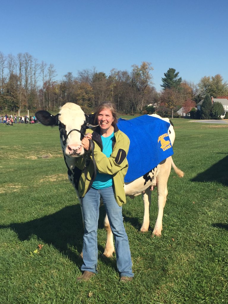 jessiwlotzka's tweet photo. Kissin' cows for Race For Education @WMSLions @FCPSMDSuper https://t.co/FXgRsxI2E8