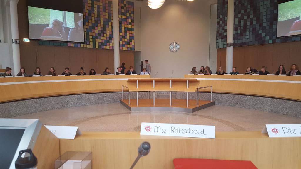 ShastaRotscheid's tweet photo. In debat met Flevolandse jongeren over energie, leegstand, onderwijs en voedselproductie  #jeugddebat @PS_Flevoland https://t.co/l0iXAu7OFR