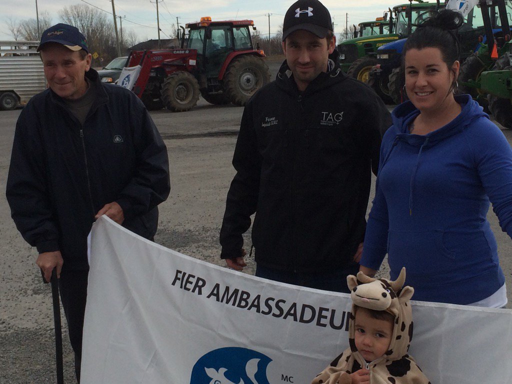 On se prépare pour la manifestation à la frontière de Lacolle. 50 tracteurs et 300 manifestants. <a href="/upaqc/">UPA</a> <a href="/dfc_plc/">DFC / PLC</a>