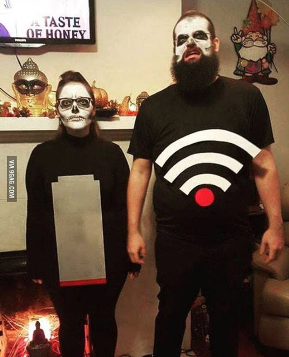 SocialMediaHulp's tweet photo. Dit waren toch wel het meest angstaanjagende Halloween outfits die wij voorbij hebben zien komen. #NoBattery #NoWifi https://t.co/PP1VvInyM9