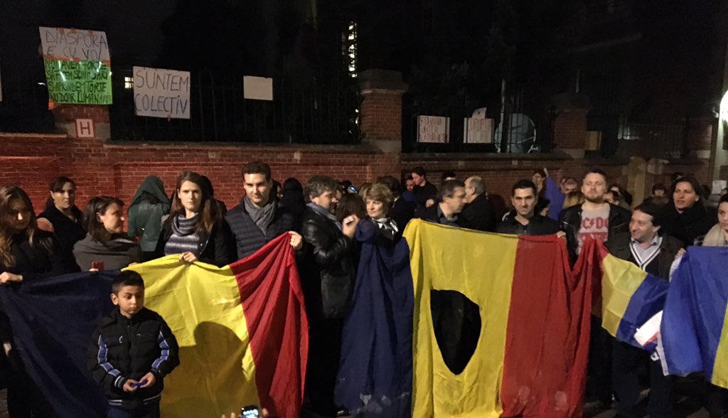 SabinaCiofu's tweet photo. Diaspora e cu voi #bruxelles #bucharestfire #suntemColectiv #coruptiaucide https://t.co/gGUMaauc08