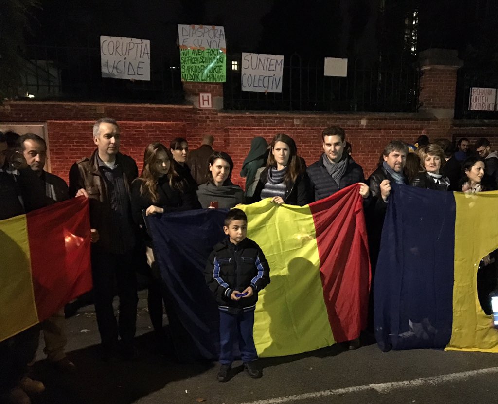 SabinaCiofu's tweet photo. Diaspora e cu voi #bruxelles #bucharestfire #suntemColectiv #coruptiaucide https://t.co/gGUMaauc08