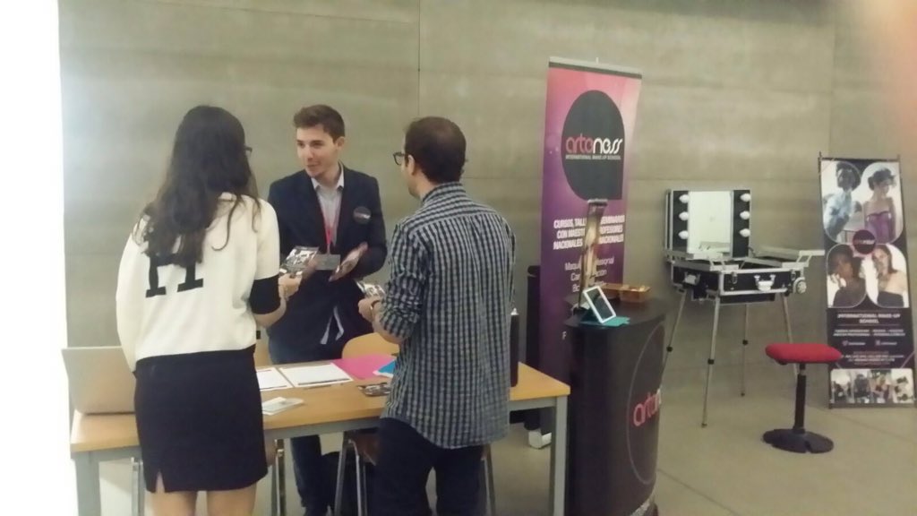 Grado_Marketing's tweet photo. Nuestros alumnos visitando los stands de empresas en #CulturaComercio https://t.co/IDdwfunpm9