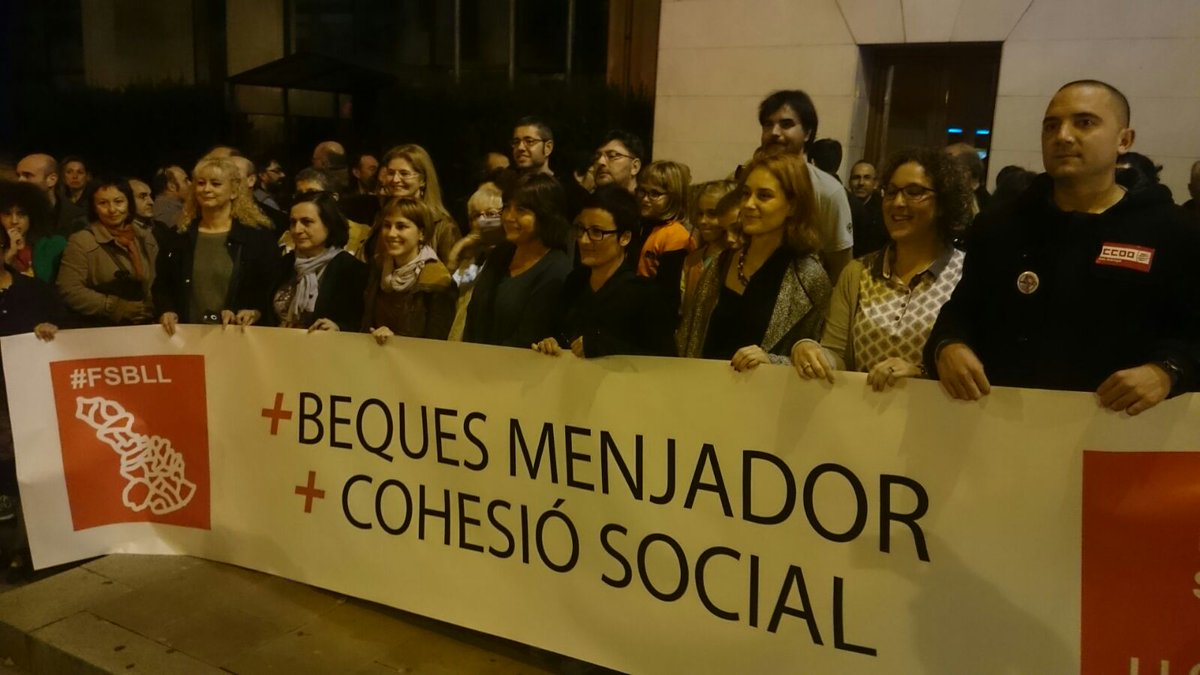 ICVBaixLl's tweet photo. @ForumSocialBaix en lluita! #ProuRetallades en #BequesMenjador Cap infant que ho necessiti, sense beca menjador. https://t.co/SCh5DI5Itr