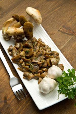 Monptiplat's tweet photo. Aujourd'hui on mitonne une des meilleures façons de cuisiner le cèpe Cèpes à la bordelaise : https://t.co/1Z7V5Kf6hM https://t.co/1SKti6D7Tn