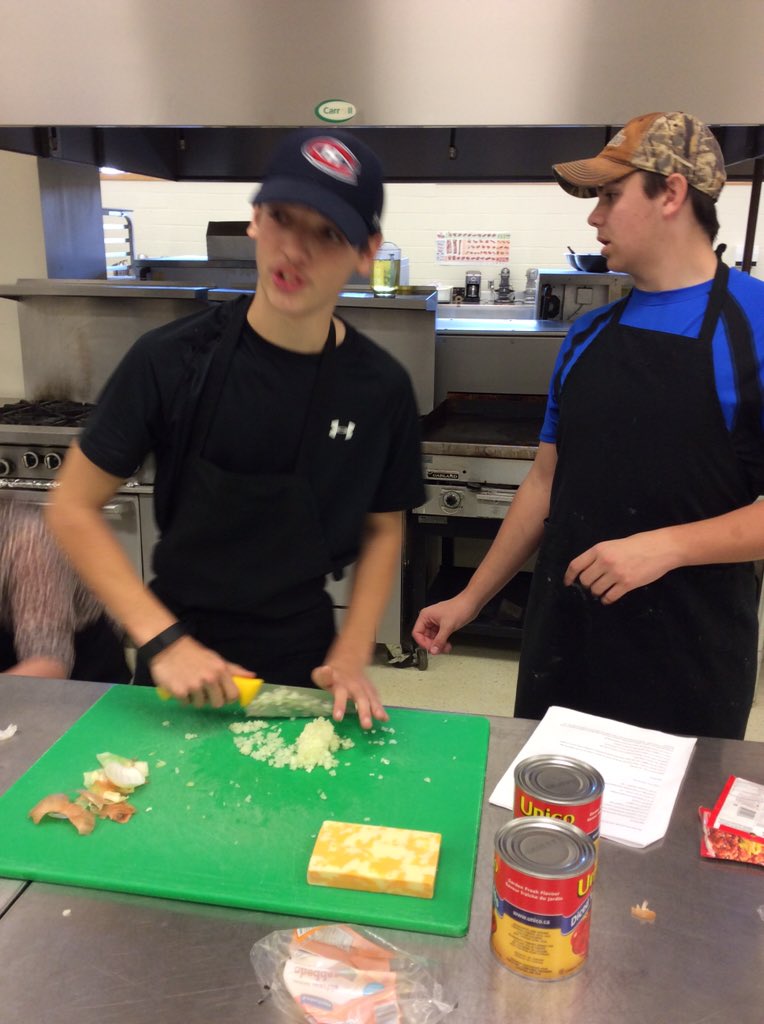 fuel_4life_LDSB's tweet image. Chilli prep was a HUGE success! Applying our learning about healthy eating!#wemadethis #chefpower