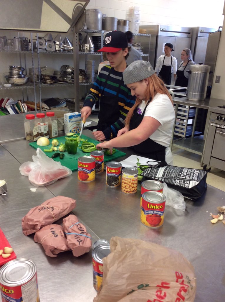 fuel_4life_LDSB's tweet image. Chilli prep was a HUGE success! Applying our learning about healthy eating!#wemadethis #chefpower