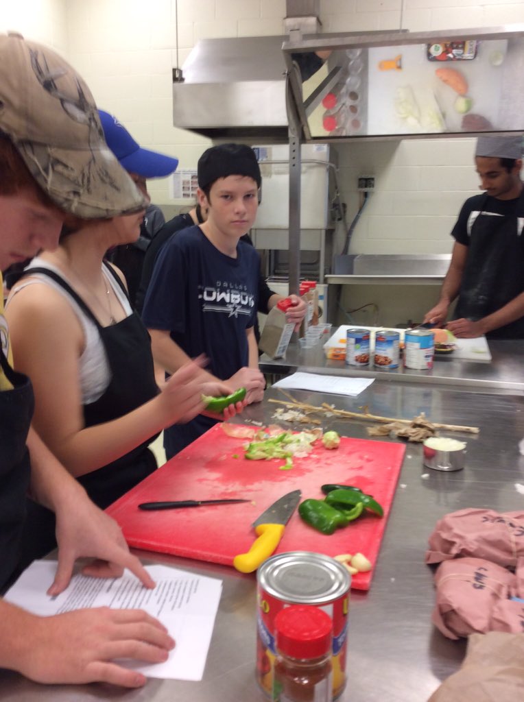 fuel_4life_LDSB's tweet image. Chilli prep was a HUGE success! Applying our learning about healthy eating!#wemadethis #chefpower