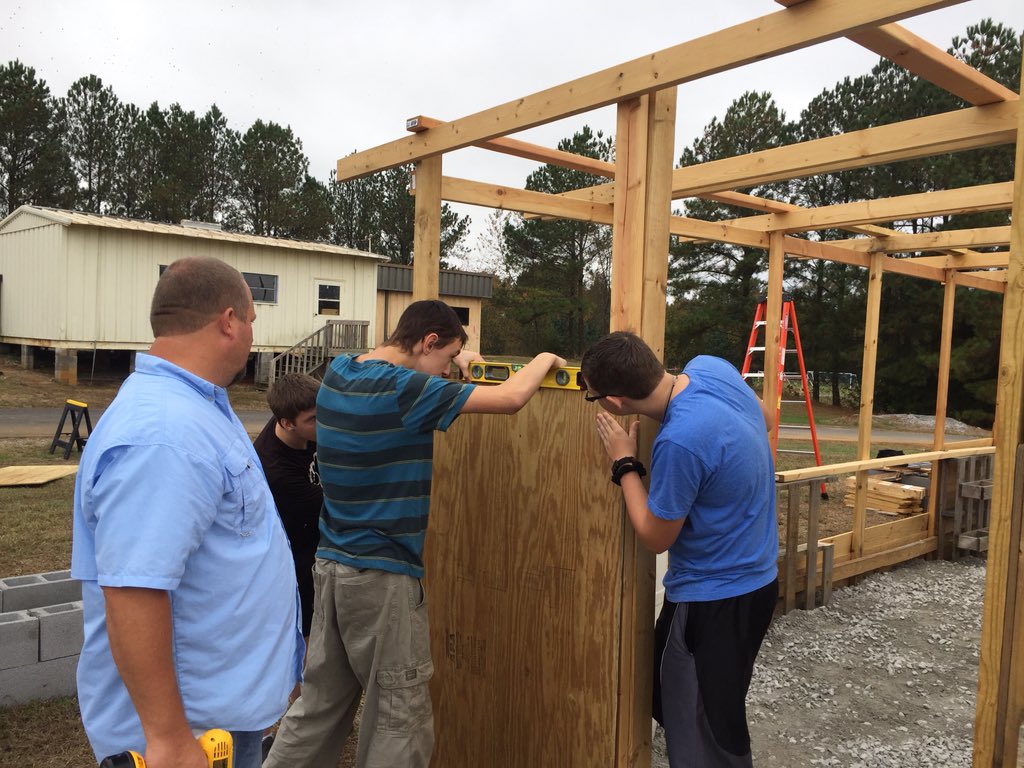 CoachHerrera11's tweet photo. Coach Lanier taking it to another level.... #dmsstem #dmslearn #MCSlearn #pun https://t.co/GCjKInM9Gu