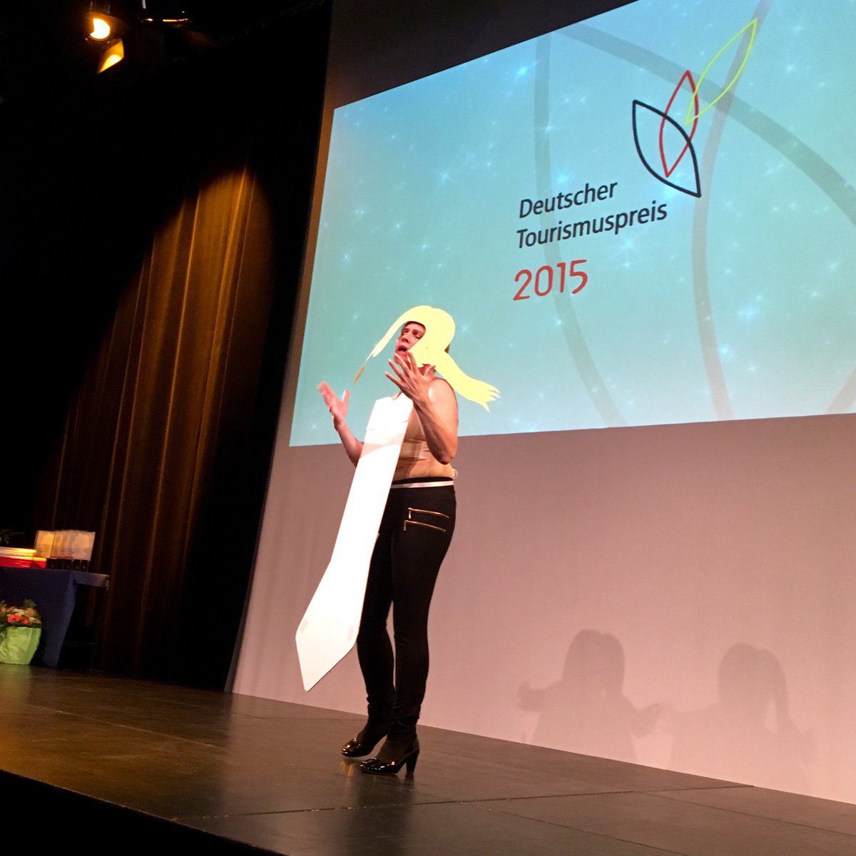 kafeustel's tweet photo. Wie immer groß: Claudia Gilles verleiht den Deutschen Tourismuspreis #dtt15 #DTV https://t.co/lqYrQ8Q2J3 https://t.co/5EqS5BsAaB
