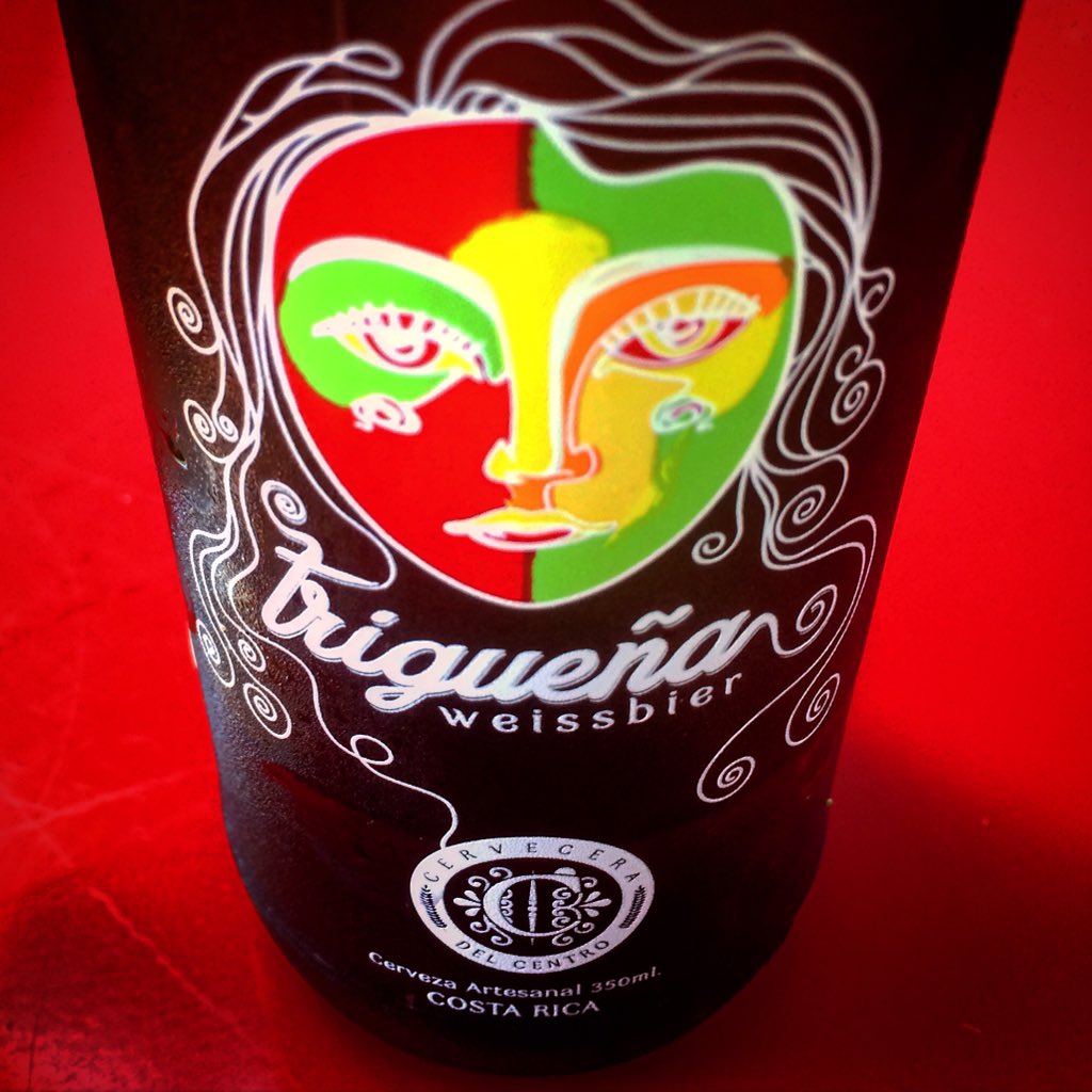 Vegan_ST's tweet photo. One of our fave past times in Costa Rica is sampling local, craft beer. 🍻🇹🇭 #costarica #beer #craftbeer #puravida https://t.co/9KhyracV7j