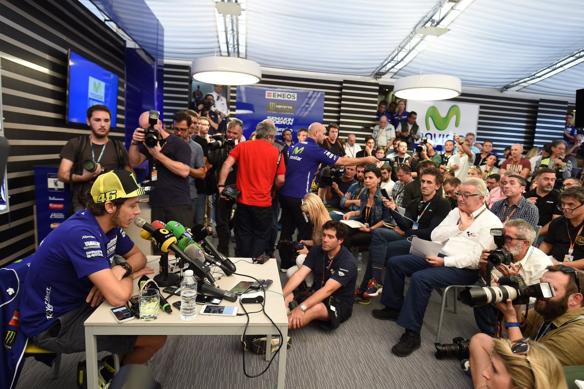 YamahaMotoGP's tweet image. A lesson of style from @ValeYellow46 and @lorenzo99 today at Valencia. Now is time for The Race. #MovistarYamaha