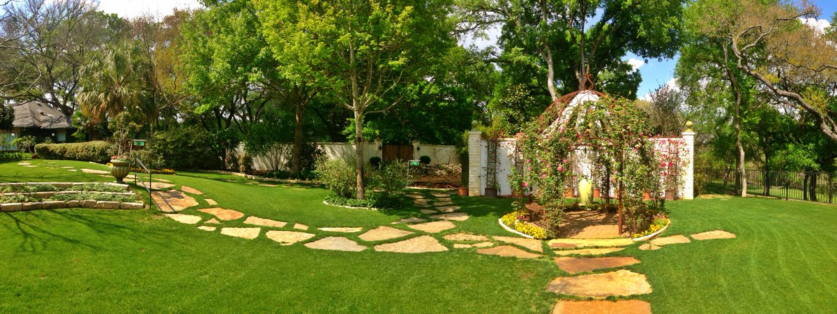 backyardborrowd's tweet image. Calling the #justengaged in #Austin - you MIGHT just fall in love with this backyard: bit.ly/1SsC4iF