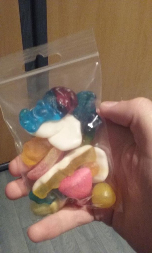 FWauters24's tweet photo. Quand t'achette des bonbons a un dealer https://t.co/CpCXRKPmd0