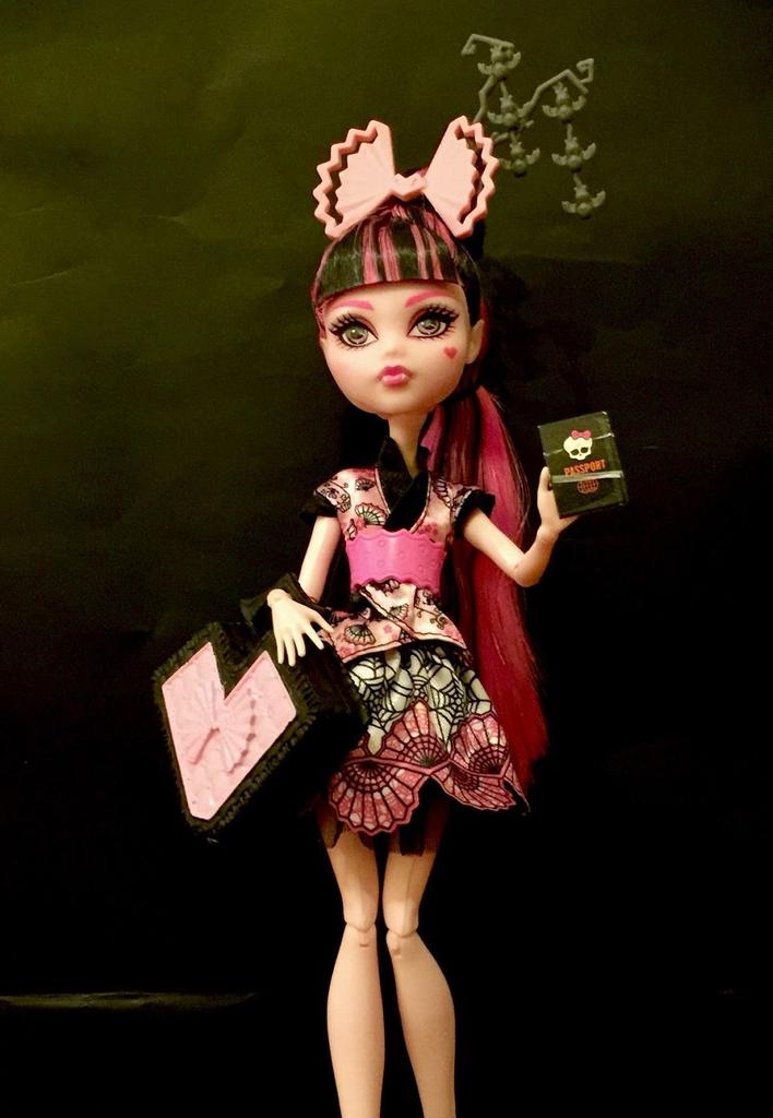 GratedTilsiter's tweet photo. #QueridosReyesMagos, voy a ir rellenando la carta, ¿vale? #MonsterHigh #MonsterExchange #Draculaura https://t.co/Grrx1oolMu
